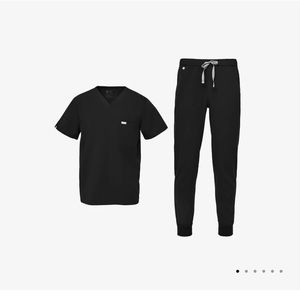 This Kit includes Leon™ Three-Pocket Scrub Top, and Tansen™ Jogger Scrub Pants